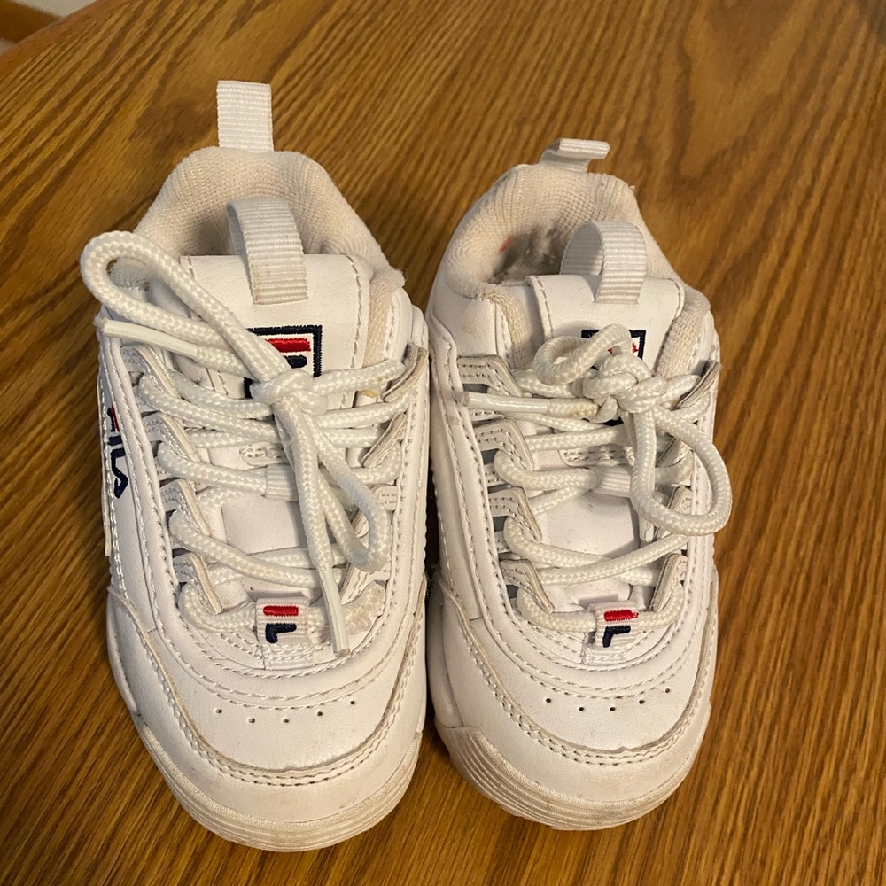 Kids unisex filas high top shoes size 7. Used these for my daughter.